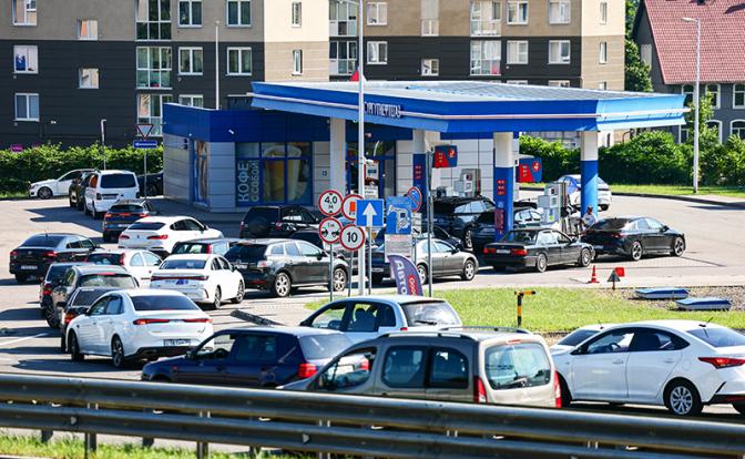 МВД прокомментировало штрафы водителям за стоянку в очередях на АЗС