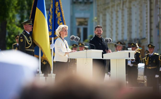 На фото: председатель Еврокомиссии Урсула фон дер Ляйен и президент Украины Владимир Зеленский