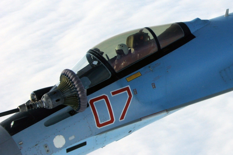 На фото: самолет Су-35 во время дозаправки в воздухе.