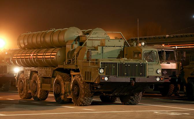 На фото: зенитный ракетный комплекс С-400 "Триумф"