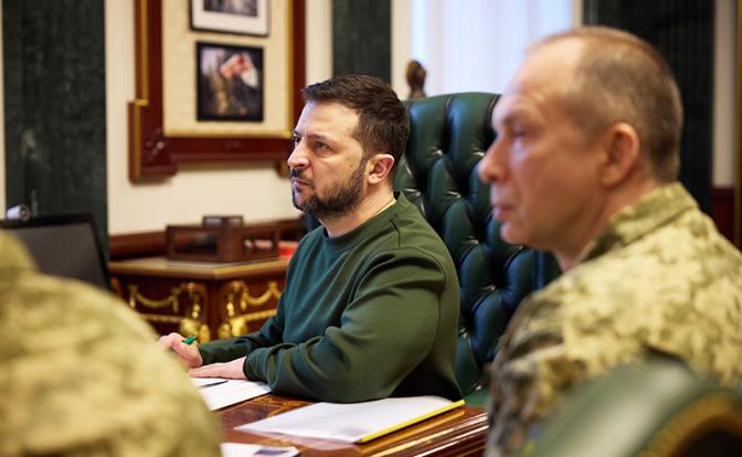 На фото: президент Украины Владимир Зеленский и главнокомандующий украинской армией Александр Сырский
