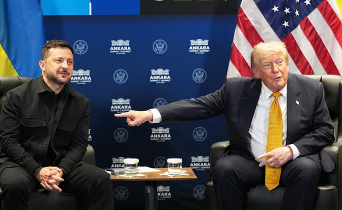На фото: президент США Дональд Трамп и президент Украины Владимир Зеленский (справа налево) во время встречи