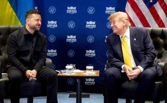 На фото: президент Дональд Трамп во время встречи с президентом Украины Владимиром Зеленским на полях саммита НАТО в Анкаре, Турция.