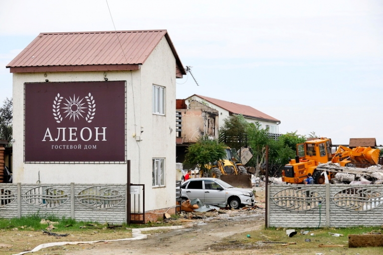 На фото: обстановка на месте удара ВСУ по туристическим базам в поселке городского типа Кирилловка.