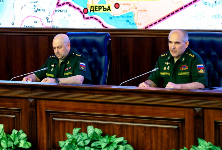 На фото: командующий российской группировкой войск на территории Сирии генерал-полковник Сергей Суровикин и начальник Главного оперативного управления Генштаба ВС РФ генерал-полковник Сергей Рудской (слева направо) во время брифинга по ситуации в Сирии, 2017 год.