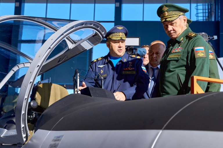 На фото: главнокомандующий Воздушно-космическими силами РФ Сергей Суровикин и министр обороны РФ Сергей Шойгу (слева направо) на международном военно-техническом форуме "Армия-2021" в парке "Патриот".