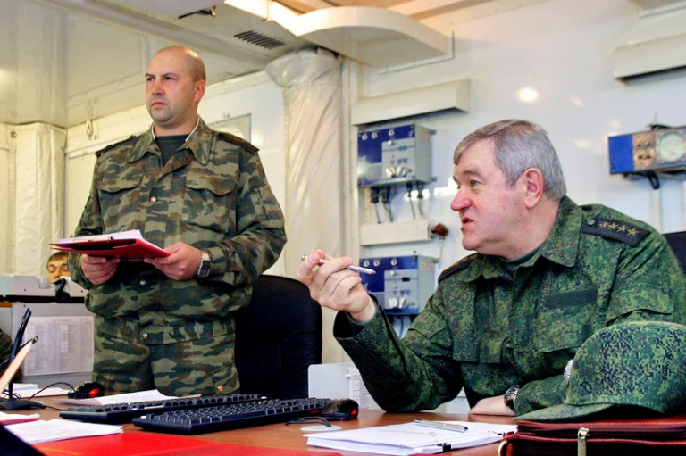 На фото: генерал-майор Сергей Суровикин и командующий войсками Московского военного округа (МВО) генерал армии Владимир Бакин (слева направо) в передвижном командном штабе общевойскового полигона «Мулино», 2008 год.