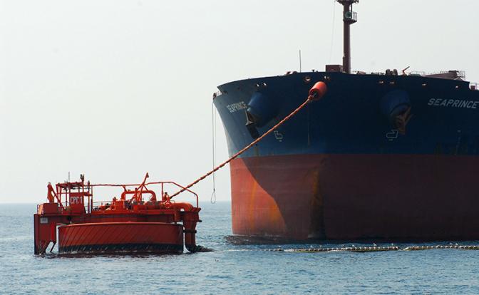 На фото: закачка нефтепродуктов в танкер с помощью плавающего заливного устройства на морском терминале Каспийского трубопроводного консорциума.