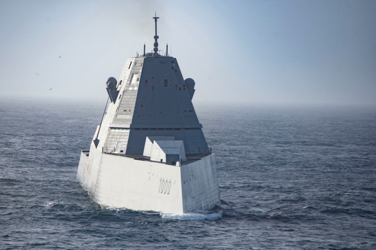 На фото: эсминец с управляемыми ракетами класса «Зумвальт» USS Zumwalt (DDG 1000) в Тихом океане.