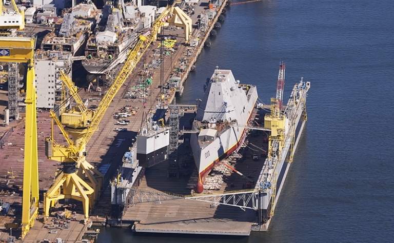 На фото: авианосец USS Zumwalt на верфи Хантингтон-Ингаллс в Паскагуле, штат Миссисипи, США.
