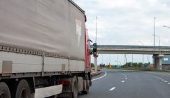 Дороги плывут, бюджеты вообще уплывают: Раскрыт секрет ошеломляющего качества уральских дорог