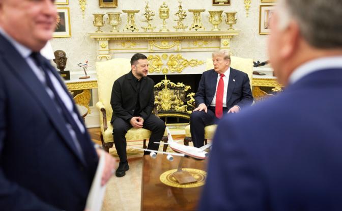 На фото: президент США Дональд Трамп и президент Украины Владимир Зеленский (в центре справа налево) во время встречи в Овальном кабинете Белого дома.