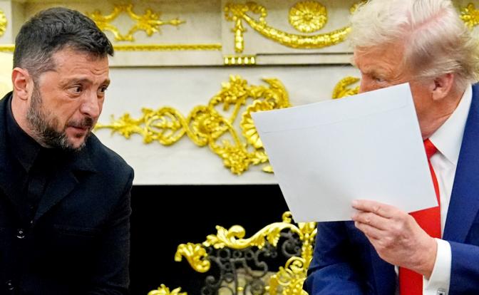 На фото (справа налево): президент США Дональд Трамп и Владимир Зеленский.