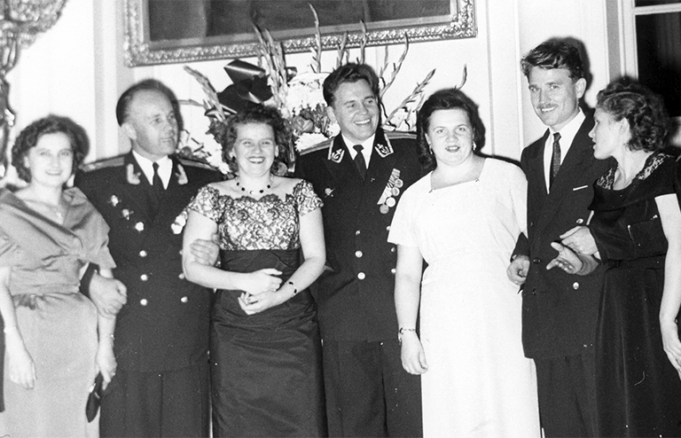 На фото: в посольстве СССР в США. В. Любимов (второй справа). 1954 год