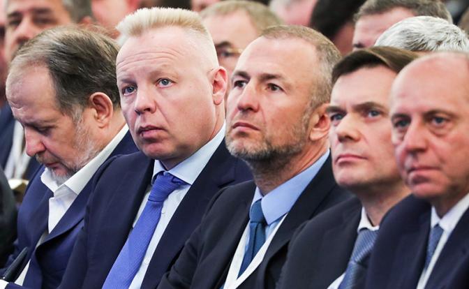 На фото: миллиардер Андрей Мельниченко(в центре)