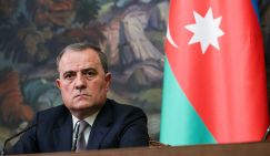 Глава МИД Азербайджана в Киеве возложил цветы к памятнику ВСУ