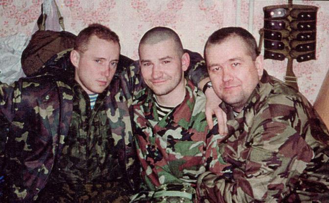 На фото: Герой России майор С.Ромашин (в центре) с боевыми товарищами в  Чечне.