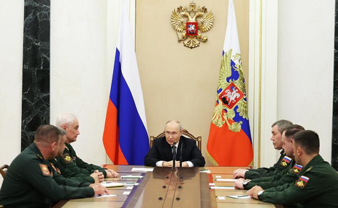 На фото: президент РФ Владимир Путин во время встречи с руководством Министерства обороны.