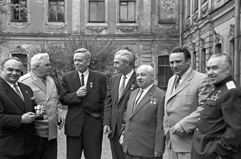 На фото: группа полярников (слева направо): Павел Гордиенко, Михаил Водопьянов, Эрнст Кренкель, Михаил Сомов, Иван Папанин, Алексей Трешников и Иван Мазурук, 1962 год.