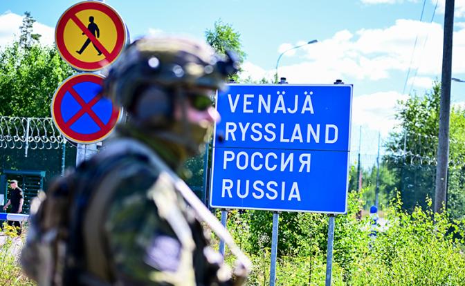 На фото: офицер спецподразделения финской пограничной службы на границе Финляндии и России.
