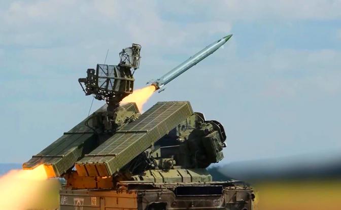 На фото: расчет ЗРК «Оса» группировки войск «Центр» во время уничтожения разведывательного и ударного БПЛА ВСУ в зоне СВО.