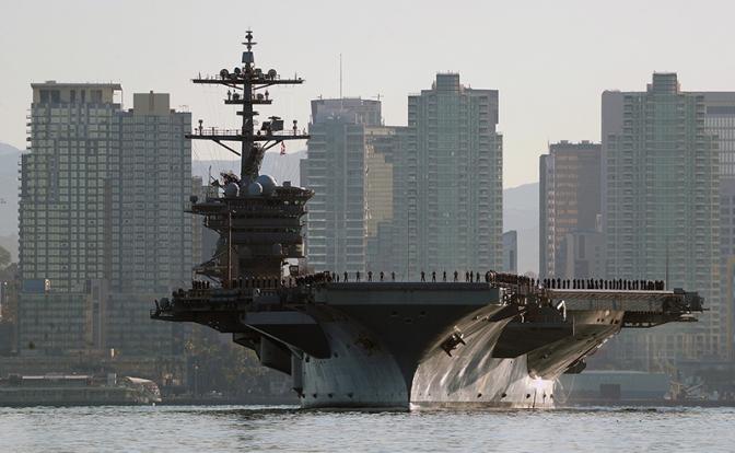 На фото: моряки и морские пехотинцы выстроились на палубе авианосца USS Abraham Lincoln (CVN-72).