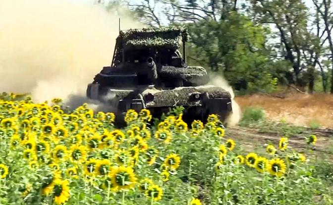 На фото: танк Т-80БВМ бригады морской пехоты Тихоокеанского флота группировки войск "Восток" во время боевой работы в зоне проведения специальной военной операции.