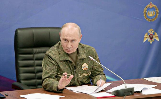 На фото: президент России Владимир Путин на совещании в пункте управления Объединенной группировки войск в зоне СВО.