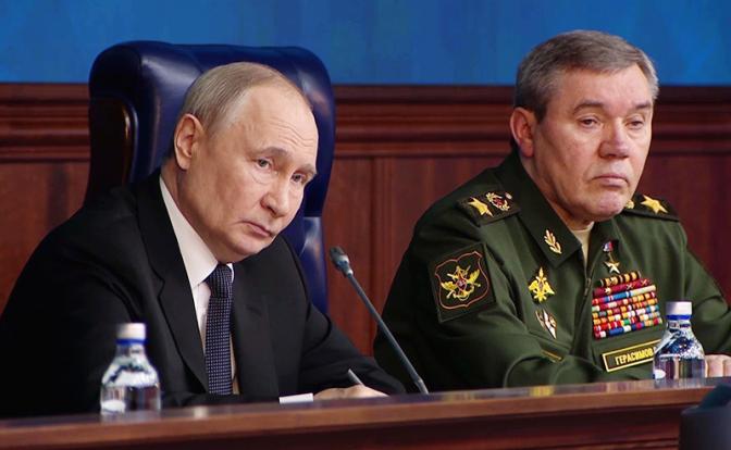 На фото (слева направо): президент России Владимир Путин и начальник Генштаба ВС РФ - первый заместитель министра обороны генерал армии Валерий Герасимов.