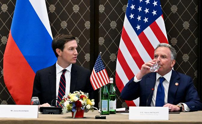 На фото: предприниматель Джаред Кушнер, специальный посланник президента США Стивен Уиткофф (слева направо).