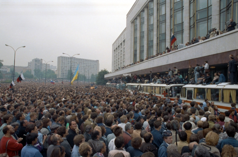 На фото: митинг у Дома Советов РСФСР на Краснопресненской набережной в Москве, 1991 год.