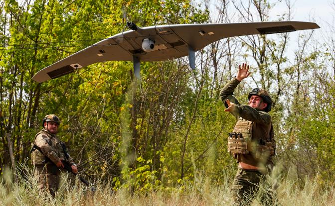 На фото: военнослужащие ударно-разведывательной батареи во время запуска разведывательного БПЛА "Скат" в зоне специальной военной операции.
