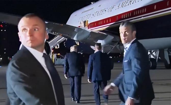 В июле президента Трампа (на фото в центре) тайно пересадили в военный самолет, когда он покидал саммит НАТО в Турции. Два высокопоставленных американских чиновника заявили, что это было сделано после угроз в адрес президента со стороны Ирана.
