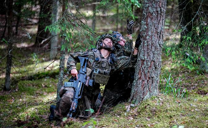 На фото: солдаты НАТО во время военных учений в Литве.