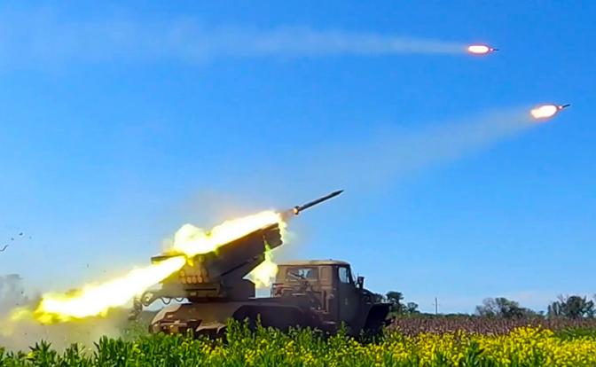 На фото: боевая работа самоходной реактивной системы залпового огня (РСЗО) БМ-21 "Град" артиллерийского подразделения группировки войск "Север" в зоне проведения специальной военной операции.