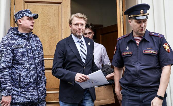 На фото: председатель партии "Яблоко" Николай Рыбаков (в центре) около здания Верховного суда перед началом подачи апелляционной жалобы на решение об отмене регистрации "Яблока" на выборах в Госдуму РФ.