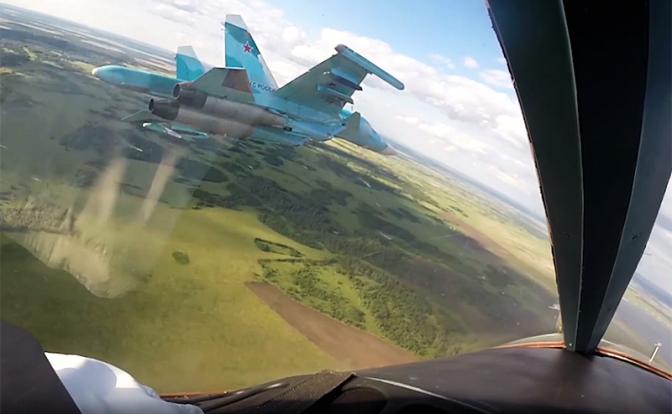 На фото: экипажи истребителей-бомбардировщиков Су-34 в зоне СВО.