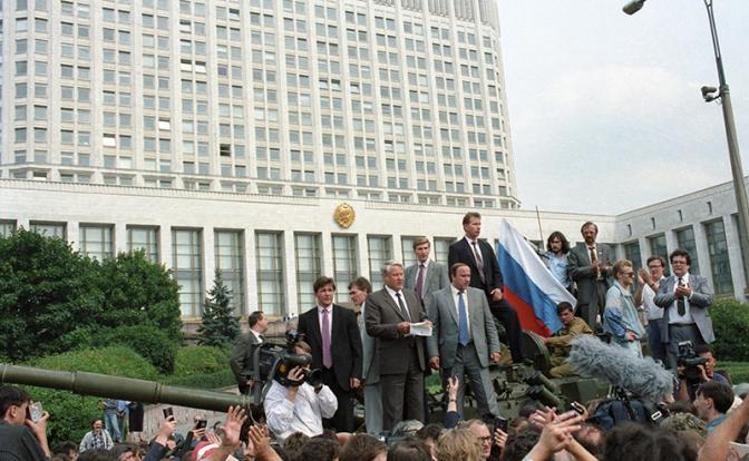 На фото: попытка государственного переворота в СССР в 1991 году
