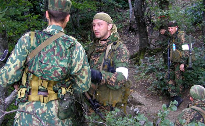 На фото: сотрудник «Вымпела» О. Ильин (в центре) ставит боевую задачу. Погиб в Беслане. Удостоен звания Героя России