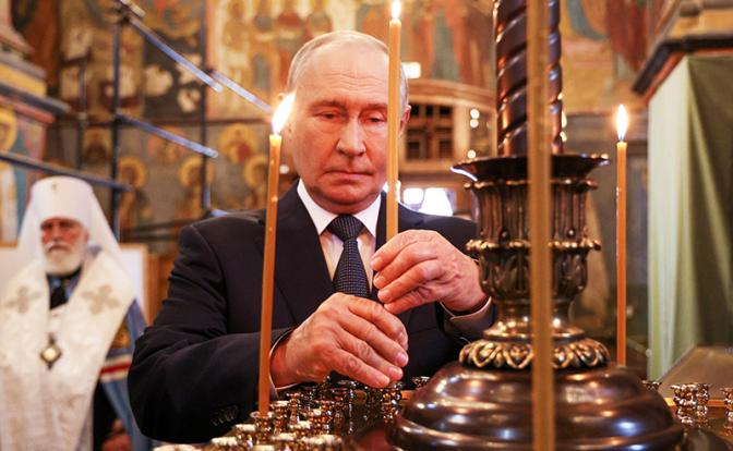 На фото: президент РФ Владимир Путин во время посещения Архангельского собора Московского Кремля, где ранее нашли мощи князя Дмитрия Донского.