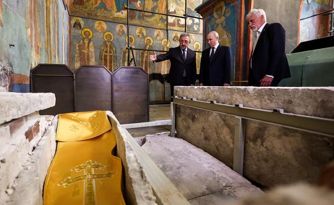 На фото: президент РФ Владимир Путин (в центре) у раки с мощами святого князя Дмитрия Донского в Архангельском соборе Московского Кремля.