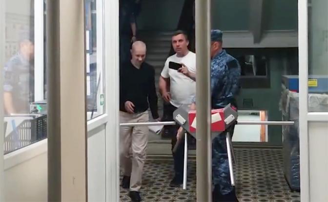 На фото: коммунист Николай Бондаренко выходит из здания Октябрьского суда города Саратова.