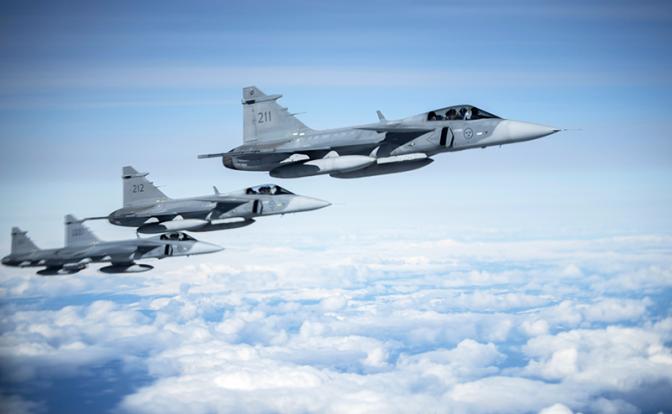 На фото: шведские истребители Gripen.