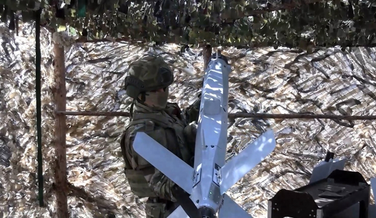 На фото: расчет барражирующего боеприпаса «Ланцет» группировки войск «Запад» перед запуском на Краснолиманском направлении.