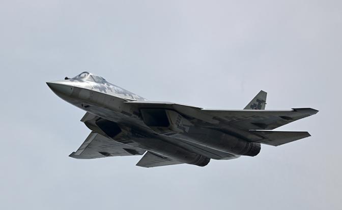 Конец эпохи натовской РЭБ и ПВО: Су-57Д и его беспилотный рой меняют правила игры 