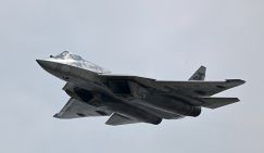 Конец эпохи натовской РЭБ и ПВО: Су-57Д и его беспилотный рой меняют правила игры 