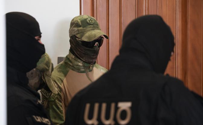 На фото: сотрудники силовых структур у квартиры депутата парламента от блока "Армения", сына Армении Роберта Кочаряна Левона Кочаряна.