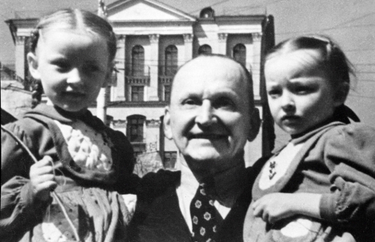 На фото: Александр Вертинский со своими маленькими дочерьми — Марианной и Анастасией, 1945 год.