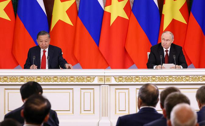 На фото: президент РФ Владимир Путин и президент Вьетнама То Лам (справа налево) во время пресс-подхода по итогам встречи в Кремле