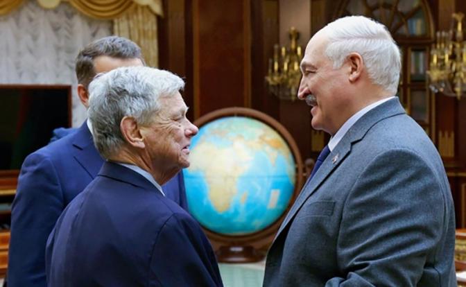 На фото: Джон Коул и Александр Лукашенко